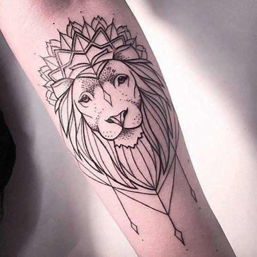 Tatouage de lionne pour les filles. Signification, photo sur main, pied, dos, hanche, épaule, poignet, omoplate
