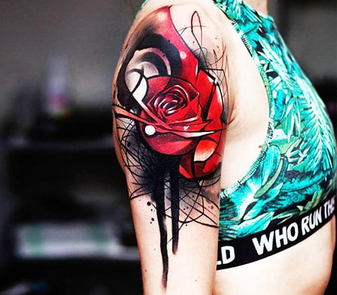 Tatouage d'un coquelicot sur l'épaule d'une fille - photo