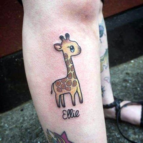 Tatouage petite girafe sur les jambes