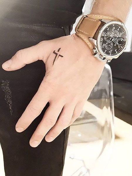 Tatouage d'une petite croix