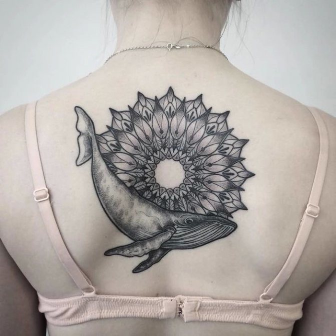 Tatouage d'un mandala sur le dos avec une baleine