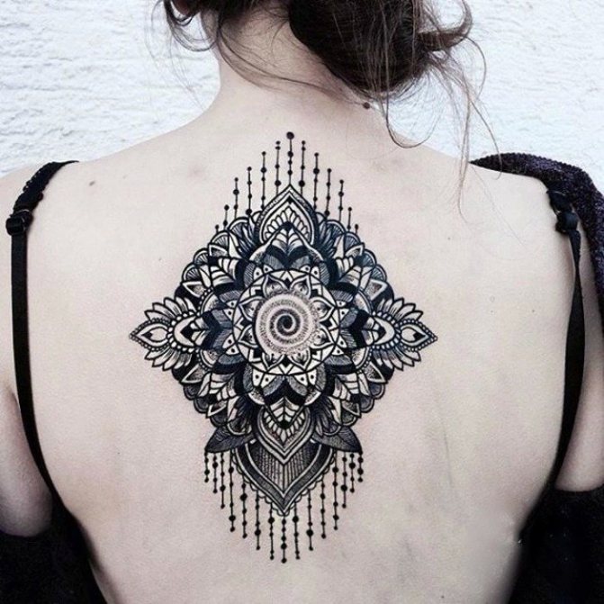 tatouage mandala sur le dos