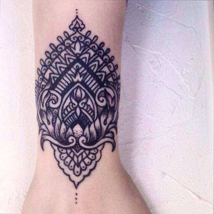 Tatouage d'un mandala sur le poignet