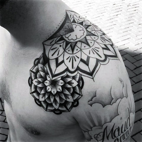 Tatouage de mandalas dans le style Dotwork sur l'épaule d'un homme