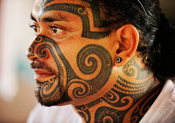 Tatouage maori. Croquis, photos, signification sur l'avant-bras, la jambe, l'épaule, le mollet, la manche