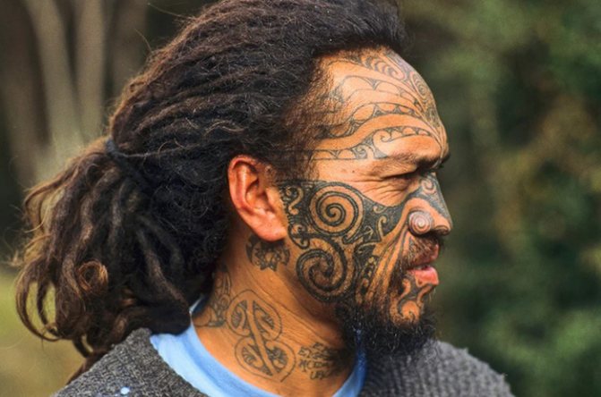 Tatouage maori. Croquis, photo, signification sur l'avant-bras, la jambe, l'épaule, le mollet, la manche
