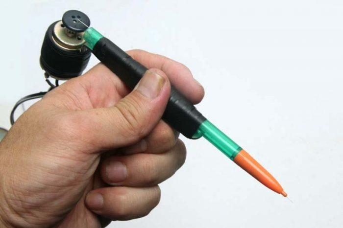Machine à tatouer faite de ficelle, de cuillère et de stylo