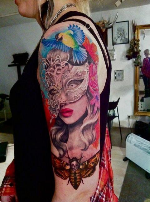 Tatouage d'un masque de carnaval vénitien