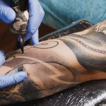 tatoueur au travail