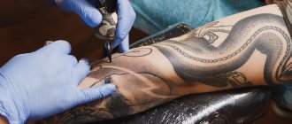 tatoueur au travail