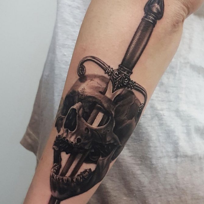 signification du tatouage épée sur la main