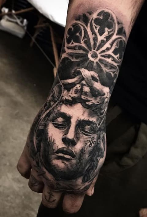 Tatouage Méduse Gorgone sur le poignet