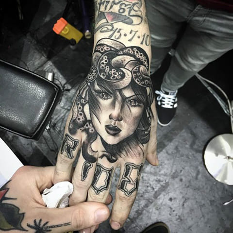 Méduse Gorgone tatouée sur le poignet