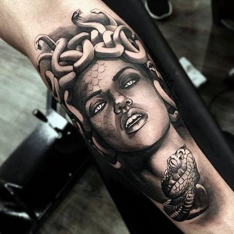 Méduse Gorgone tatouée sur la main - photo