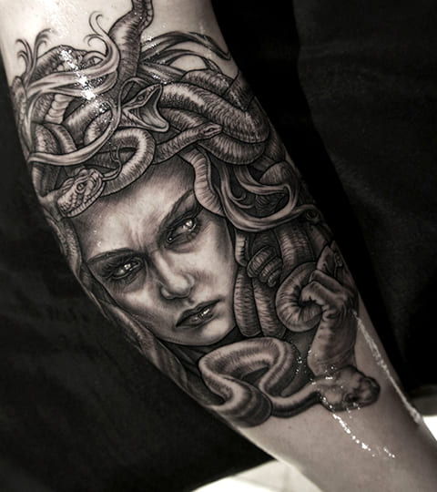 Méduse Gorgone tatouée sur la main