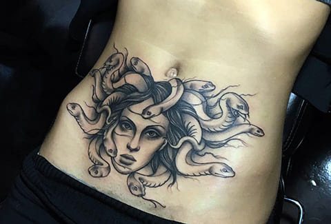 Tatouage de la Méduse Gorgone sur le ventre d'une fille