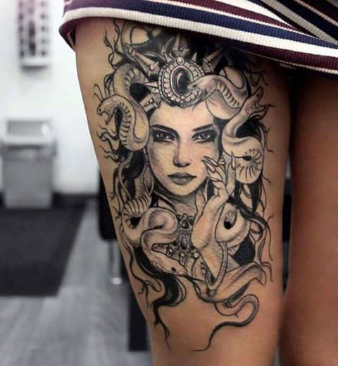 Tatouage de la gorgone Medusa sur la jambe d'une fille