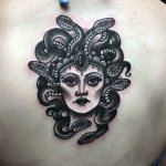 Tatouage de la méduse Gorgone sur le dos d'une fille