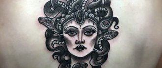 Tatouage de la méduse Gorgone sur le dos d'une fille