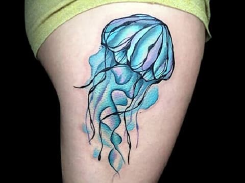 Tatouage d'une méduse sur la cuisse d'une fille
