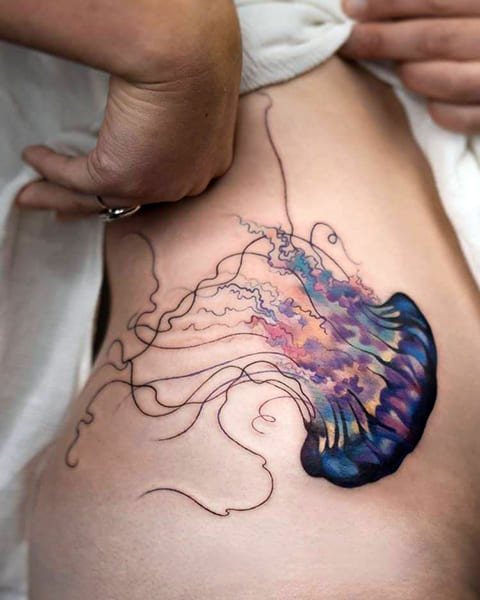 Tatouage d'une méduse sur le côté d'une fille