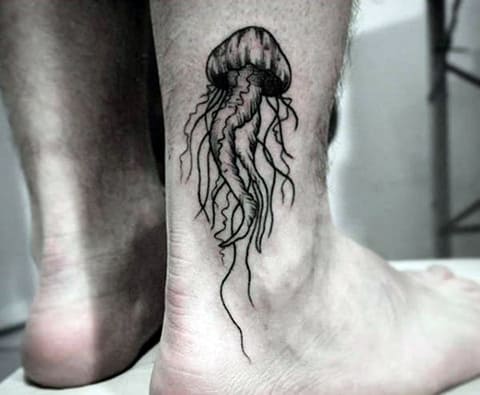 Tatouage de méduse sur une jambe d'homme - Photo