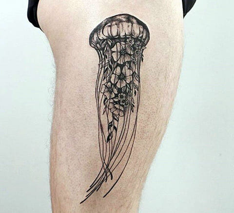 Tatouage d'une méduse sur la jambe d'un homme