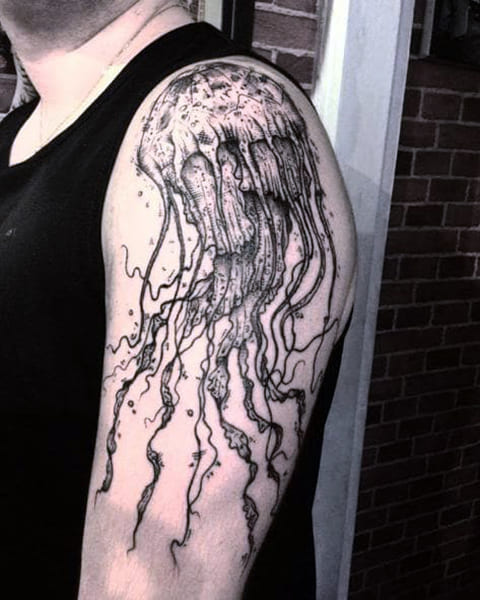 Tatouage d'une méduse sur l'épaule