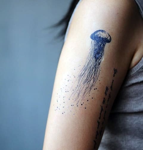 Tatouage de méduse sur le bras d'une fille