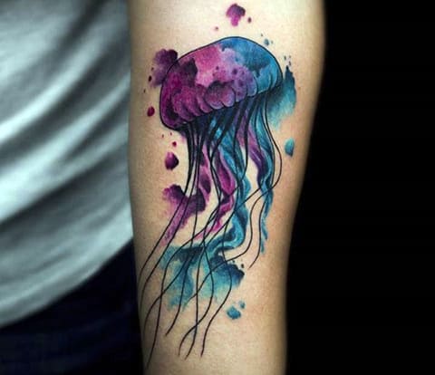 Tatouage de méduse aquarelle sur le bras