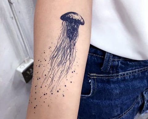 Tatouage de méduse sur la main - photo