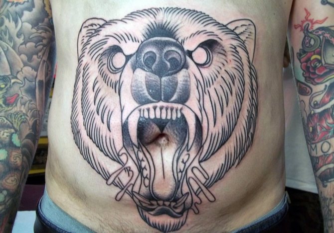 Tatouage d'un ours sur le ventre d'un homme