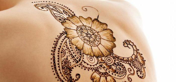 tatouage mehendi sur le ventre