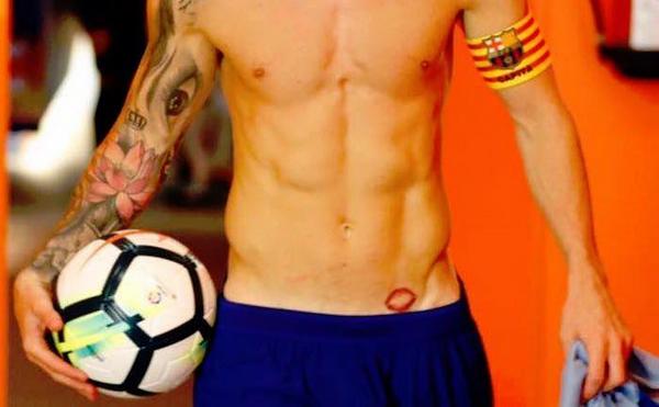 Tatouer Messi sur son ventre