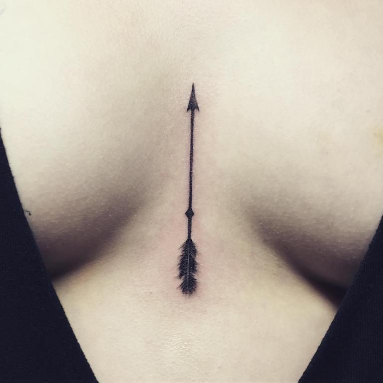 Tatouage entre les seins