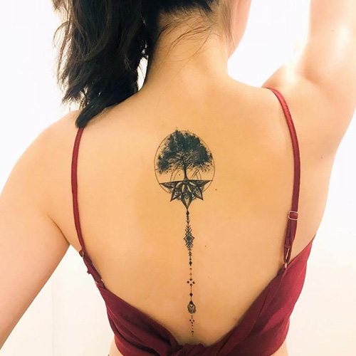 Tatouage entre les omoplates pour les filles. Photo, signification, croquis