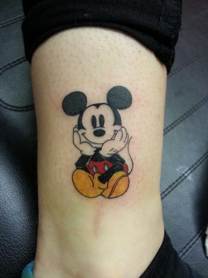 Tatouage Mickey Mouse (82 photos) - croquis pour filles et hommes, sites d'application sur les mains et les pieds