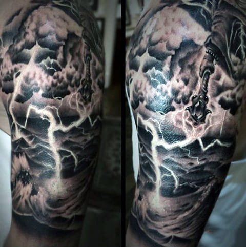 Éclair sur un tatouage d'épaule pour homme - photo