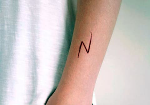 Tatouage d'un éclair sur le bras d'une femme