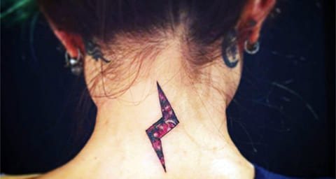 Tatouage d'un éclair sur le cou d'une fille