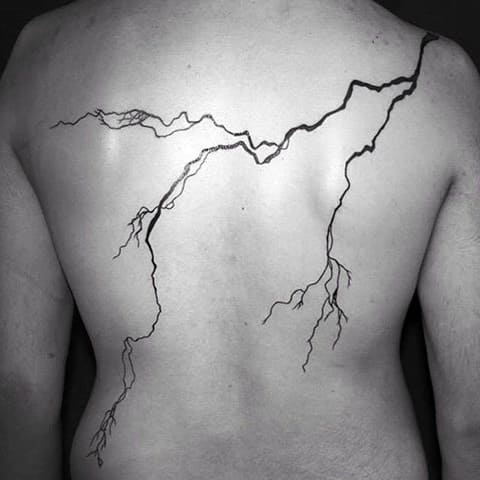 Éclair sur le tatouage du dos