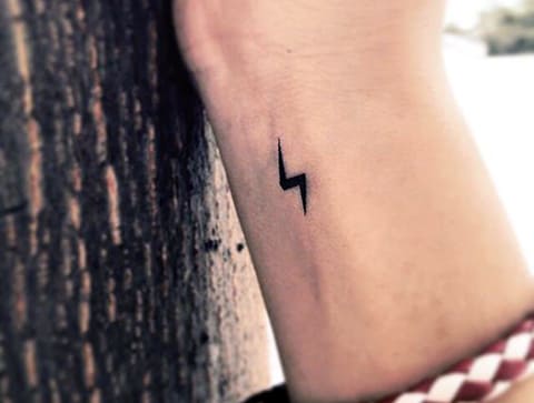Tatouage d'éclair au poignet