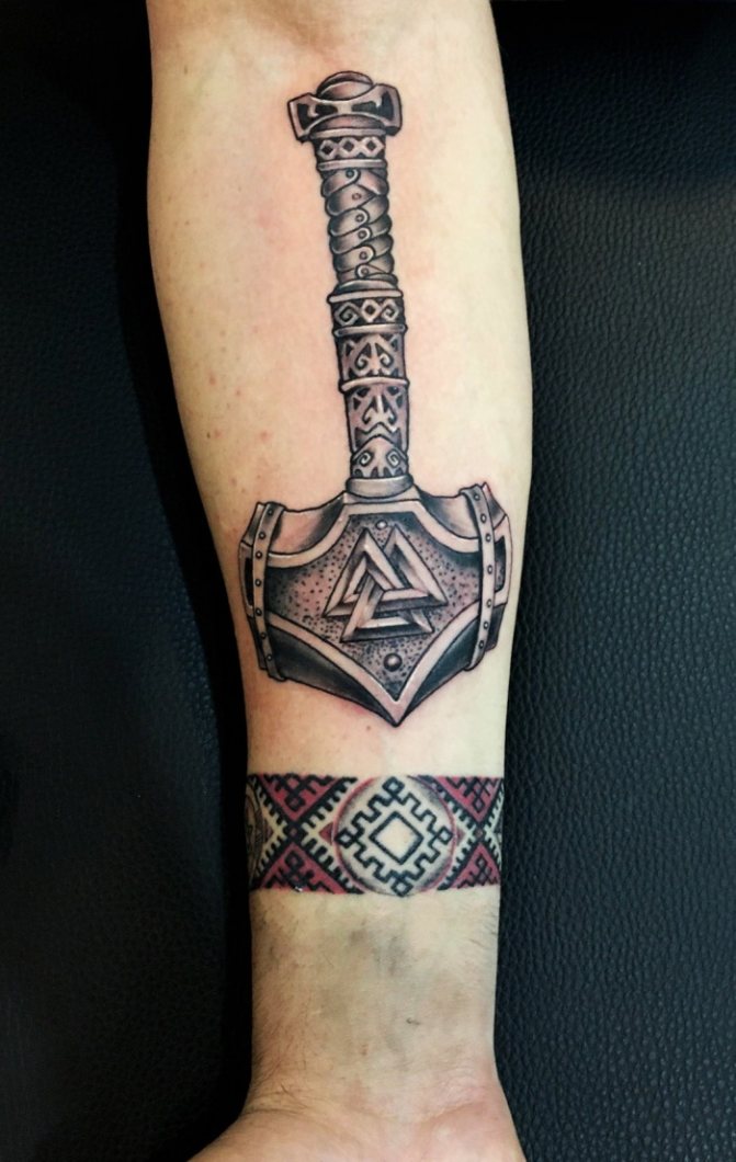 Tatouage du marteau de Thor. Signification sur le bras, la main, le dos, l'épaule, la jambe, la photo