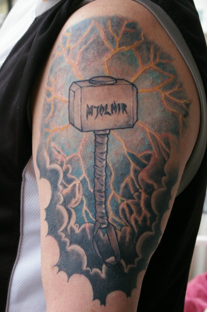 Tatouage du marteau de Thor. Signification sur le bras, la main, le dos, l'épaule, la jambe, la photo