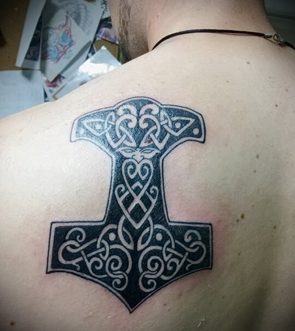 Tatouage du marteau de Thor. Signification sur le bras, la main, le dos, l'épaule, la jambe, la photo
