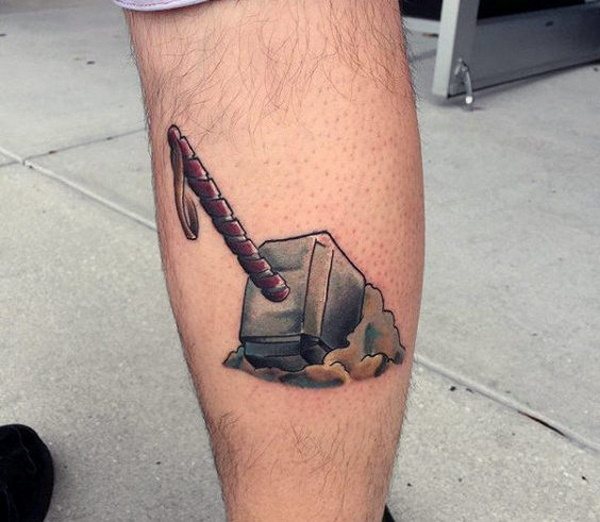 Tatouage du marteau de Thor. Signification sur le bras, la main, le dos, l'épaule, la jambe, la photo