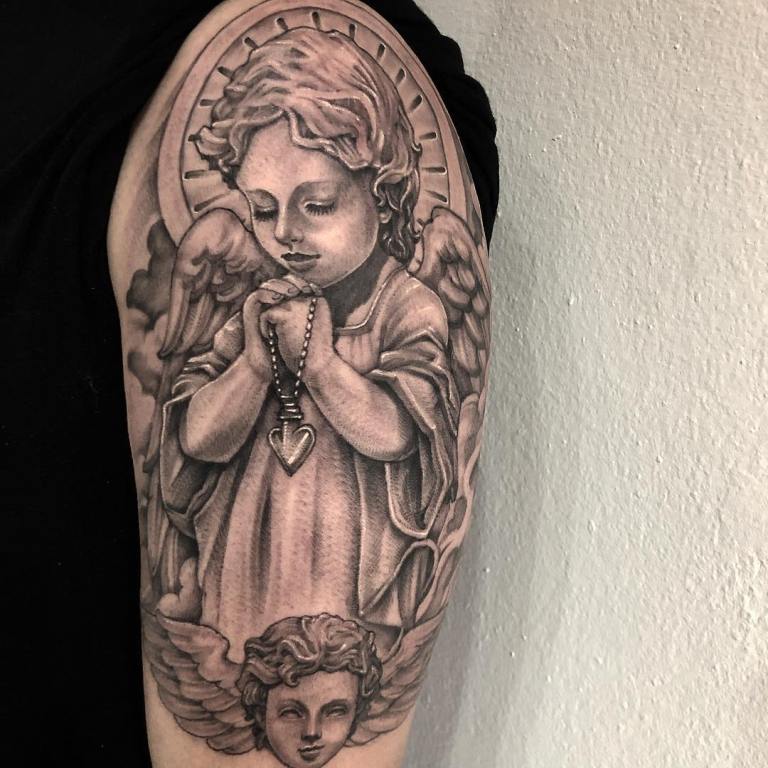 Tatouage d'un ange en train de prier