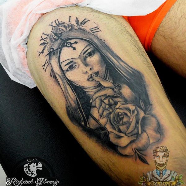 Tatouage d'une nonne avec une horloge sur le tibia d'un gars