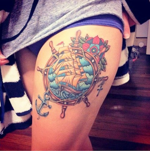 Tatouage avec thème nautique. Photos, croquis, manchon sur les jambes, les bras, les mollets, le dos, le poignet, sens