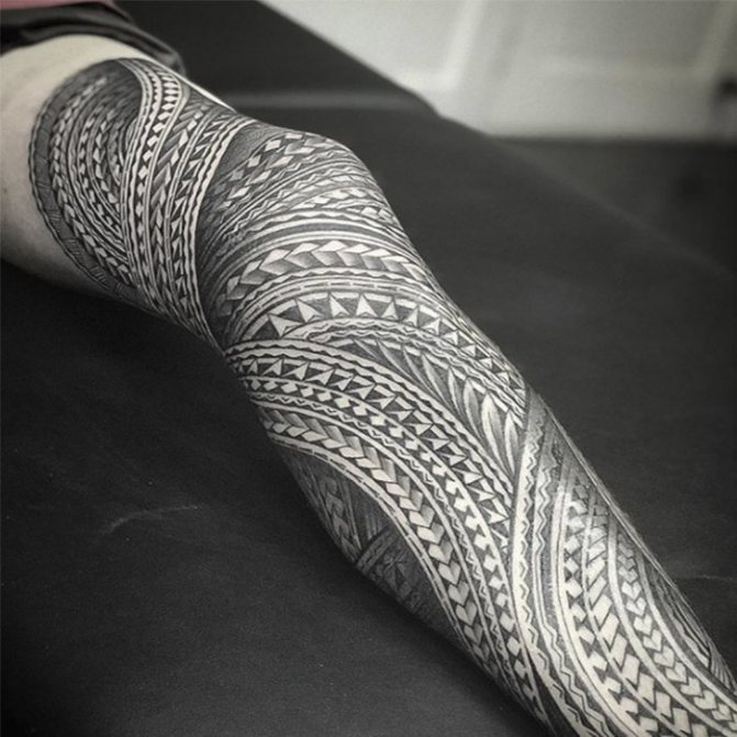 Tatouage masculin aux motifs celtiques
